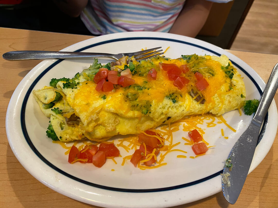 Café da manhã (Ovos, bacon, batata e panquecas) – Foto de Ihop, Kissimmee -  Tripadvisor