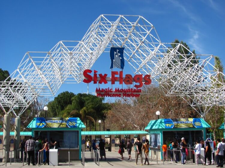 Como é o Six Flags Magic Mountain?