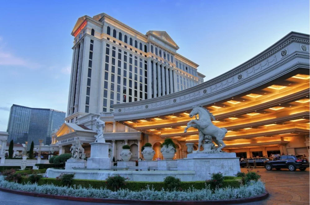 Como é o hotel Caesars Palace? 