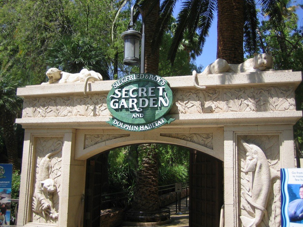 secret garden and dolphin habitat em las vegas