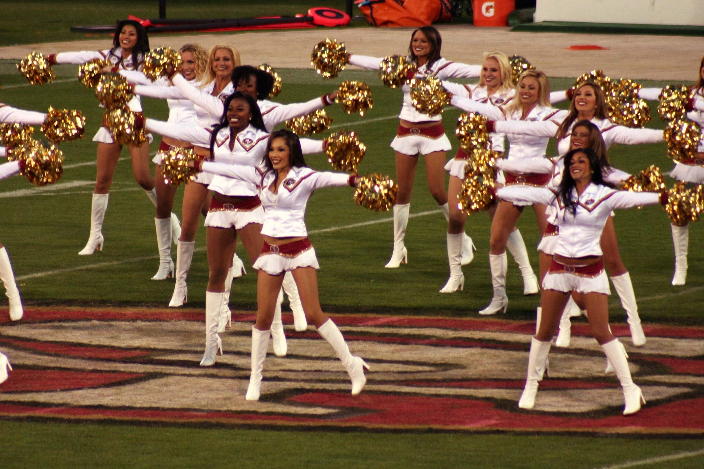 Cheerleaders do San Francisco 49ers