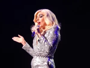 Lady Gaga suspende apresentações