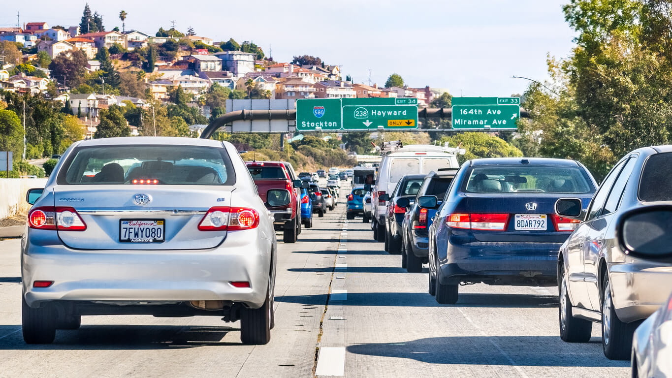 Como dirigir nos Estados Unidos? > Sinalização, Pedágio, Dicas > GUIA 2022