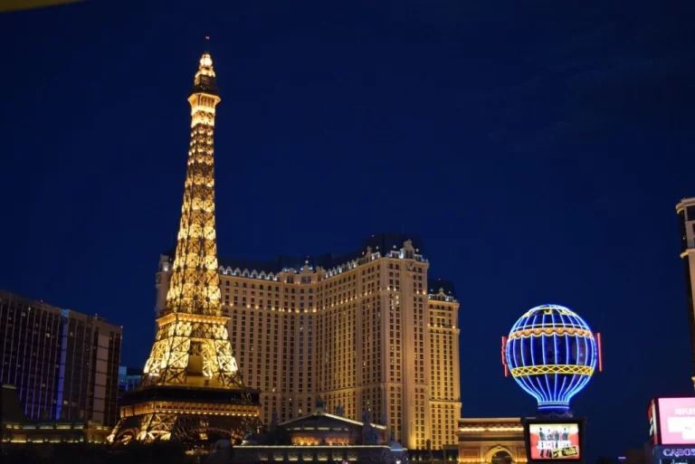 High Roller e Paris Hotel em show de luzes em Vegas