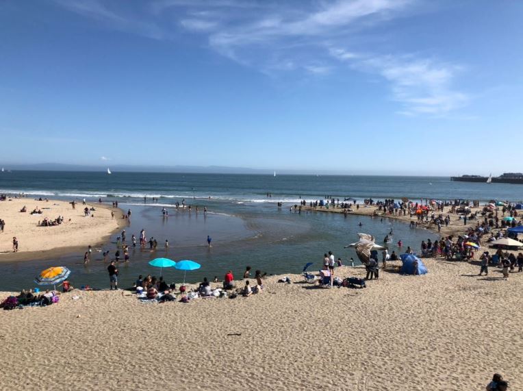 Moradores furam quarentena e praias ficam lotadas no fim de semana em diversas cidades da Califórnia