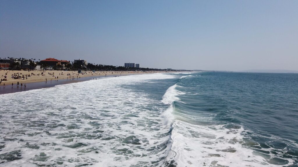 Memorial Day e altas temperatura levam as pessoas para as praias de Los Angeles nesse final de semana