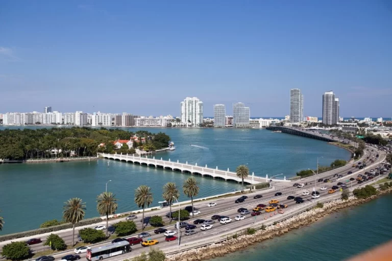Prefeito de Miami estuda proibir voos do Brasil