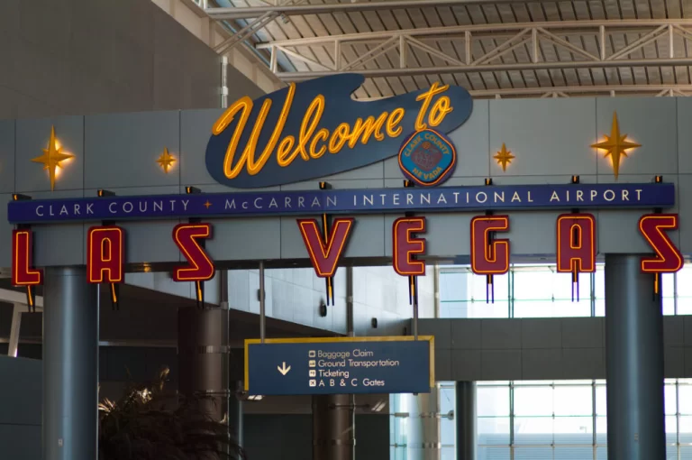 Aeroporto e estradas para Las Vegas registram aumento de circulação por conta da reabertura