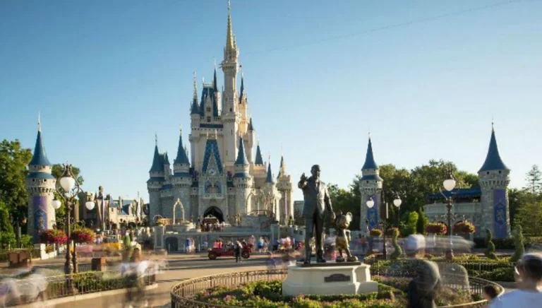 Disney é pressionada a adiar reabertura de parques na Flórida