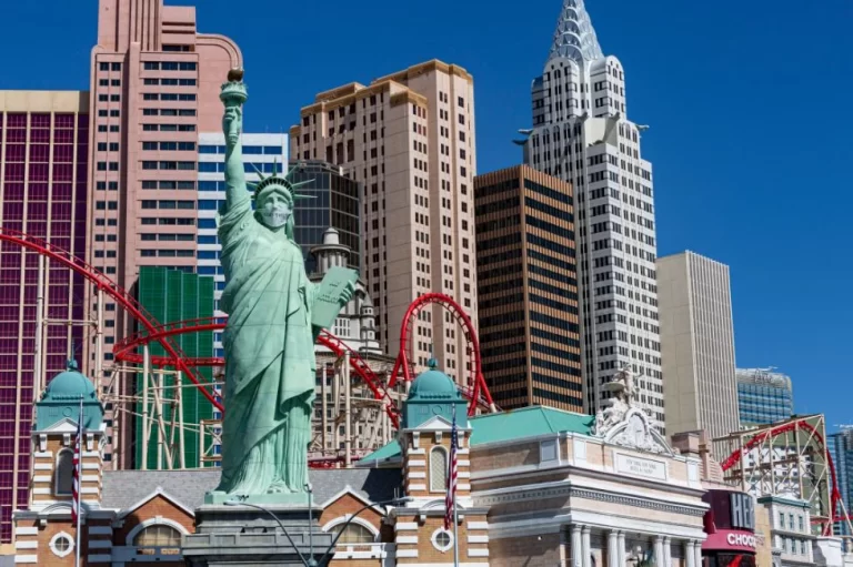 Estátua da Liberdade do "New York, New York" amanhece de máscara em ação de conscientização