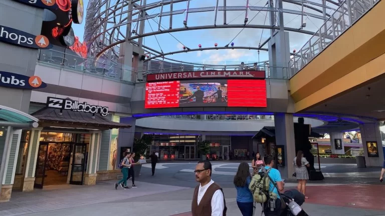 Salas de cinema do CityWalk, centro comercial da Universal, reabrem para o público