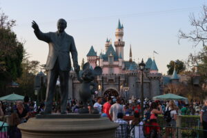 Aumenta expectativa de reabertura da Disneyland na Califórnia 1