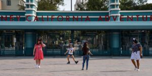 Disneyland reabre Buena Vista Street para visitantes, mas sem planos para reabrir a US Main Street; Parques da Califórnia consideram autorização judicial para reabertura 1