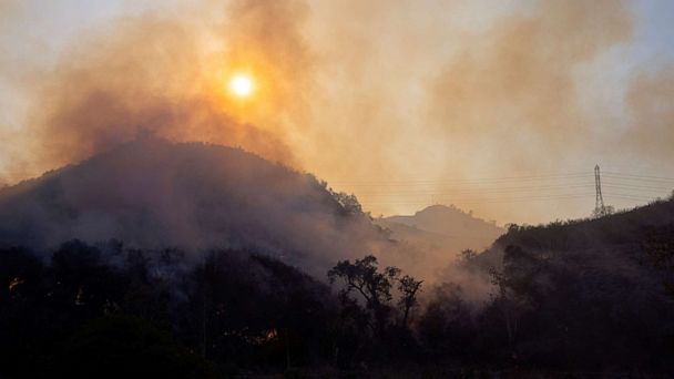 Sul da Califórnia ainda sofre com incêndios de larga escala 1