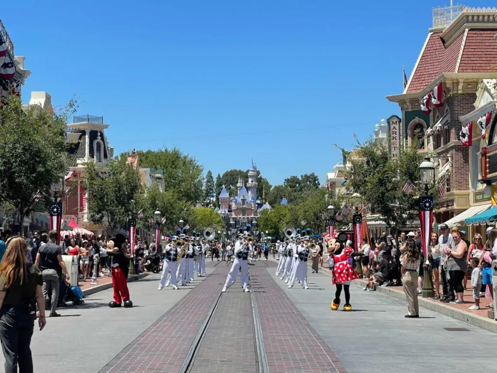 Desfile na Main Street da Disneyland retorna