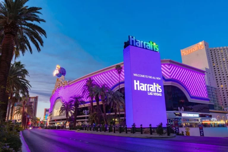 Harrah's Las Vegas é iluminado em roxo após conclusão de reforma. | Foto: Caesars Entertainment/Fox 5 Vegas.