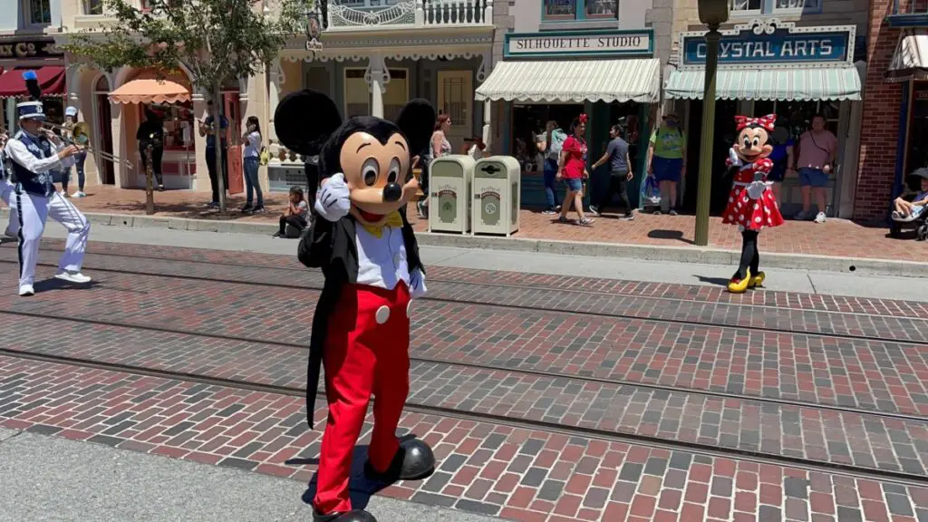 Desfile na Main Street da Disneyland retorna