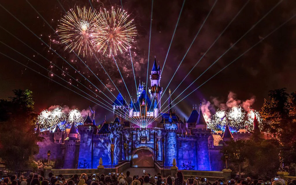 Disneyland anuncia retorno de espetáculos noturnos