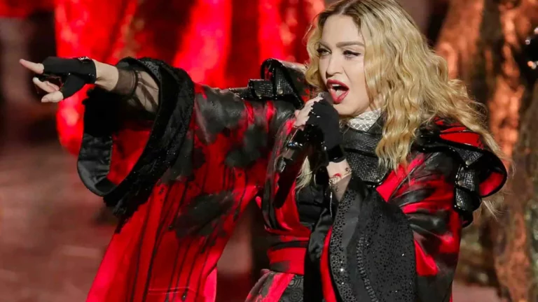 Imagem de Madonna cantando no palco. Foto: AP Photo-Kin Cheung