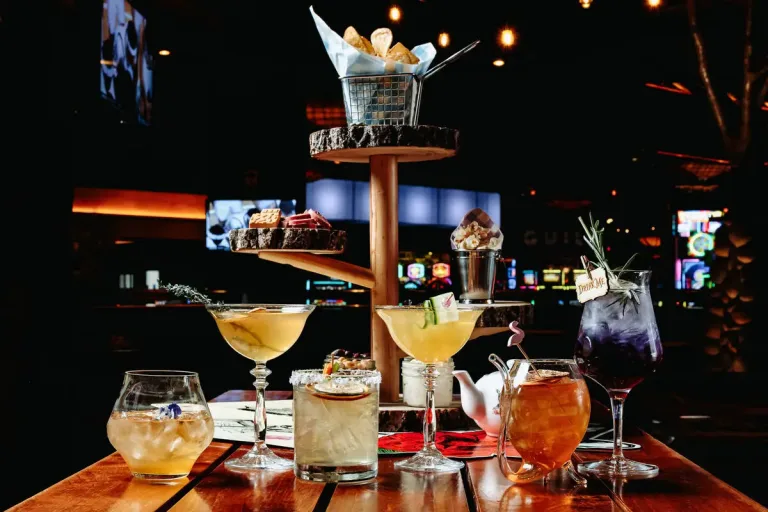 Mad Hatter’s Tea Party: transformação de bar em Las Vegas 1