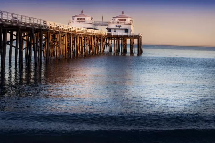 O pier e a praia de Malibu, Surfrider
